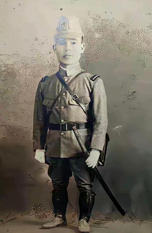 这样的三寸丁，也是军人，侵华日军长得也太矮小了。