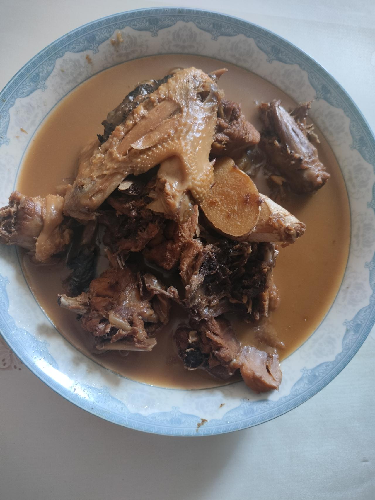 以前大年初二吃炖鸡，男人不能吃鸡翅，你知道吗？今天，老公做了炖鸡肉，以前我们都