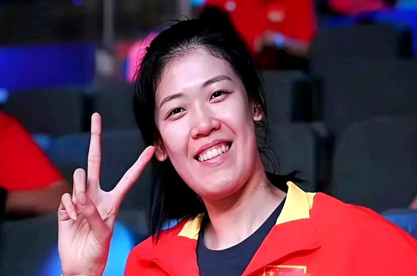 意大利米兰俱乐部的队医死死盯着体检报告，当场拒签中国女排第一主攻手李盈莹。