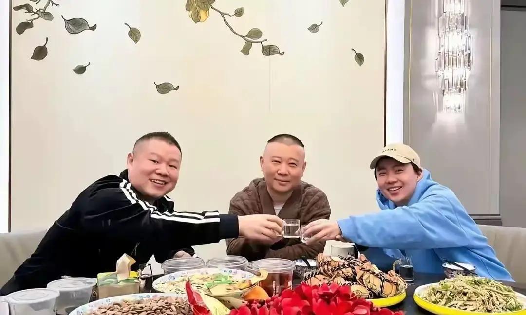 岳云鹏直播里一句“给师父发了条信息，说年底聚聚”，直接把郭德纲和郭麒麟都约到了饭