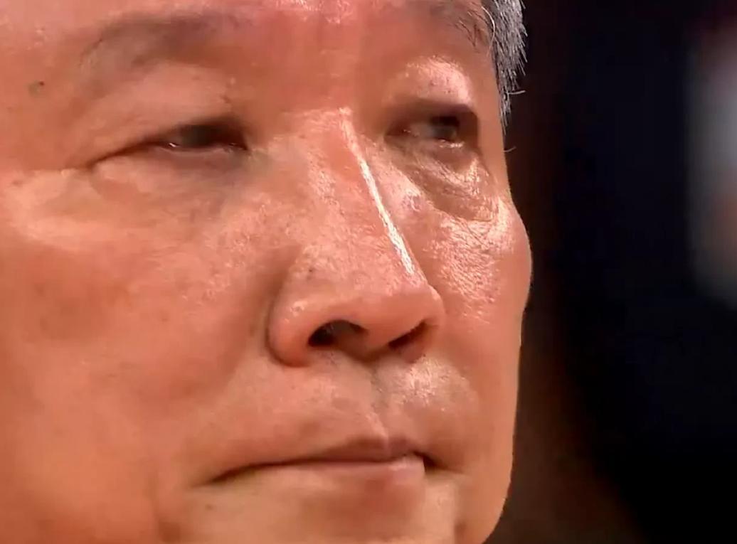 中国女篮狂胜韩国，拿铜牌颁奖时，球员却哭了，很委屈不甘心！宫鲁鸣也面色凝重，我要