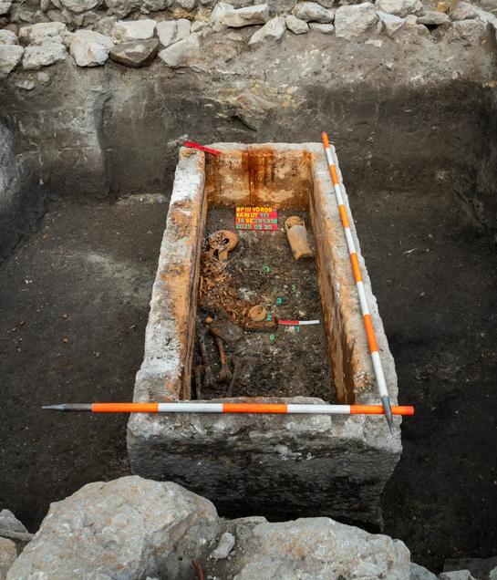 考古学家揭开隐藏在布达佩斯地下1700年历史的罗马石棺的盖子今年9月，匈牙利