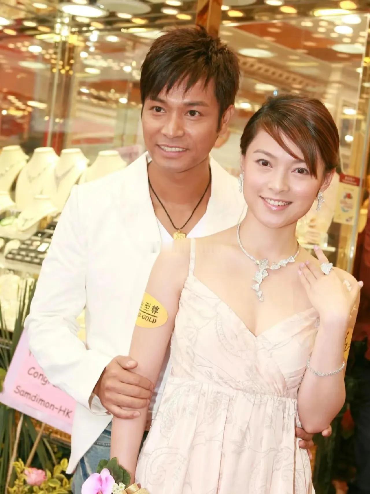 郭晋安与欧倩怡的离婚,其实早有迹象。欧倩怡攻读硕士学位后,自我意识逐渐觉醒,不再