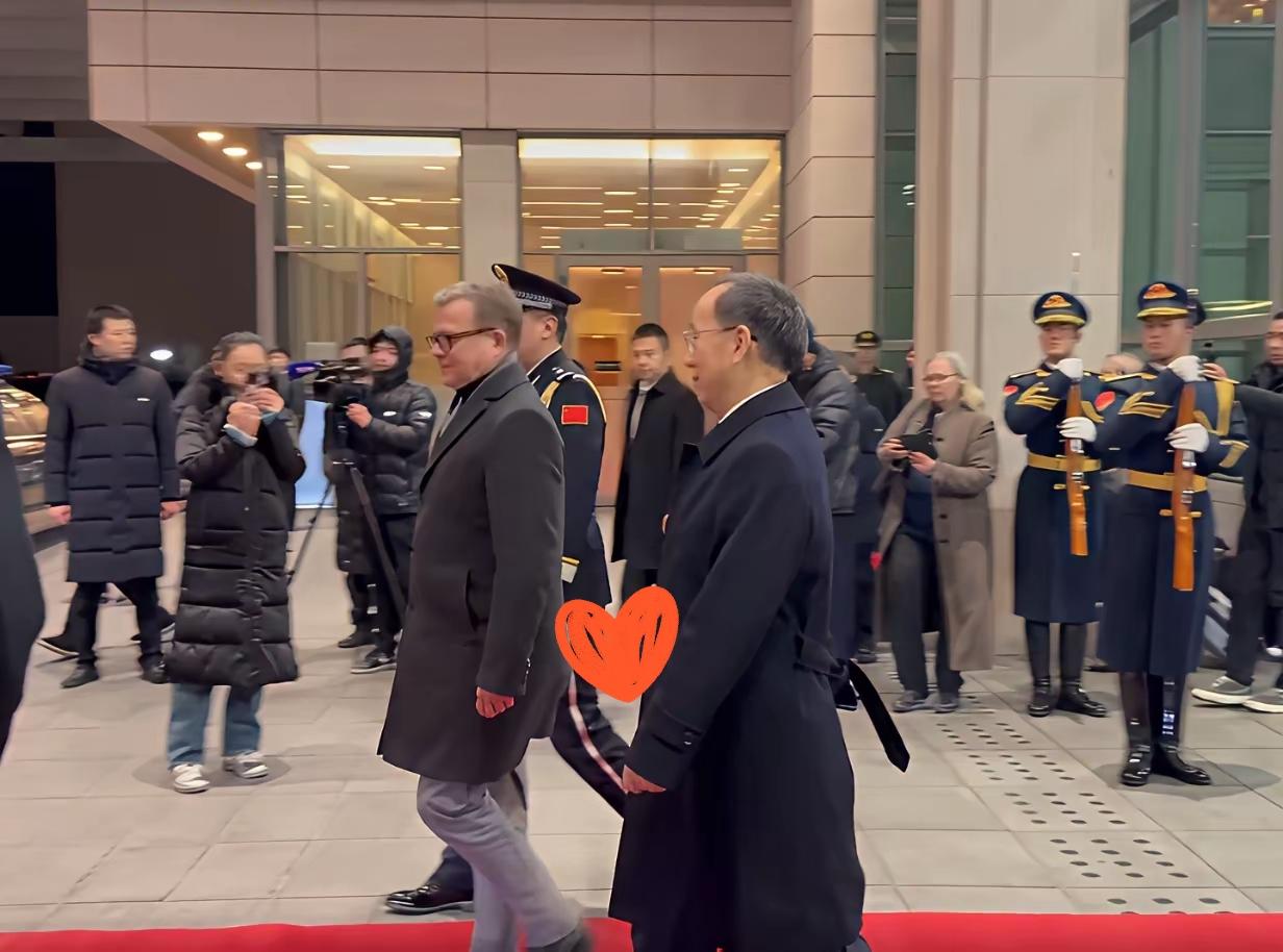 1月25日凌晨，芬兰总理奥尔波抵达北京。他的访华行程很有意思，不仅抢在英国首相斯