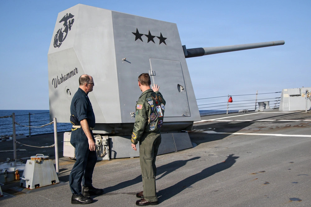 1月29号，美国海军林肯号航母(CVN-72)副舰长(图中蓝色军装者)凯里·希克