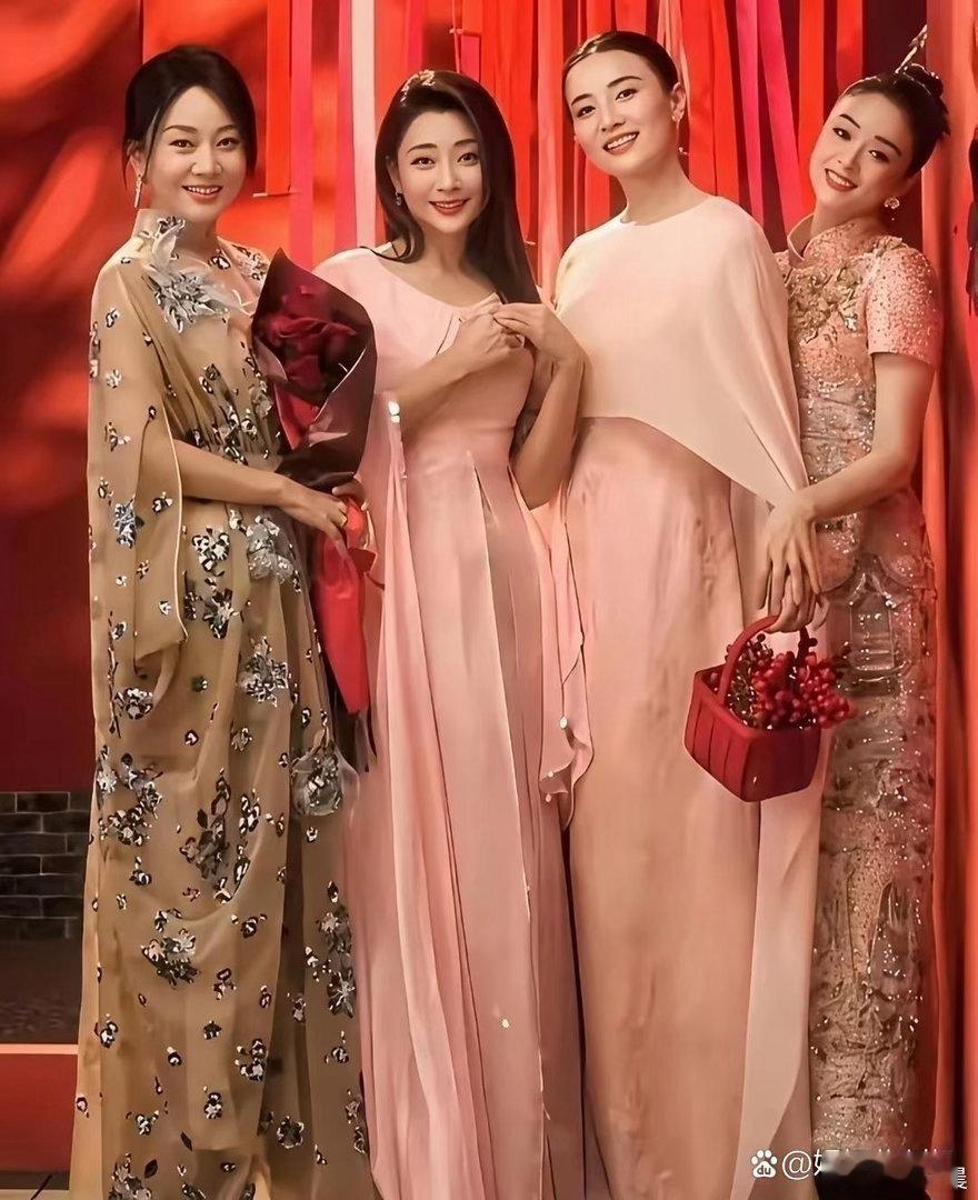 同框四大美女，蒋欣被挤到角落，没想到她竟是里面最瘦、脸蛋最小的那一个，太惊喜了！