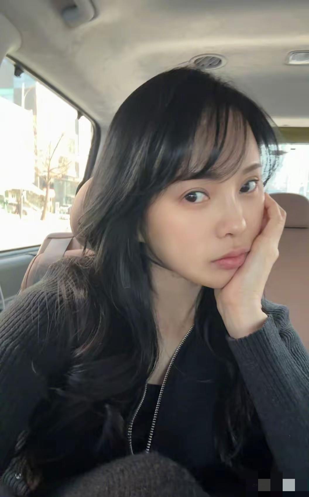 伊能静1月27日晒出斜刘海新造型，透露自己瘦身10斤并开始练习皮拉提，调整饮食以