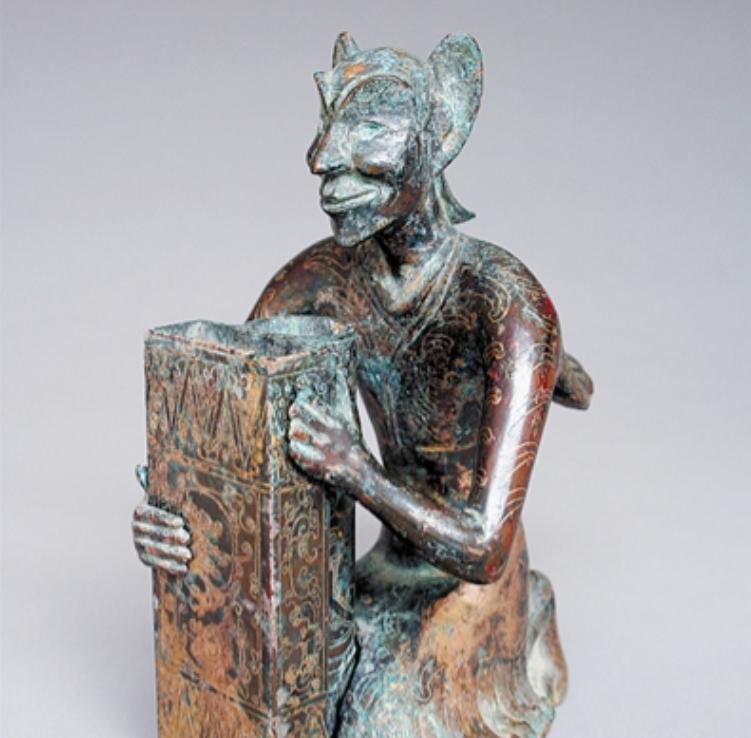 1987年，洛阳机车厂在修建东门时，意外挖出了一座古墓，墓中有一尊与外星人相似的