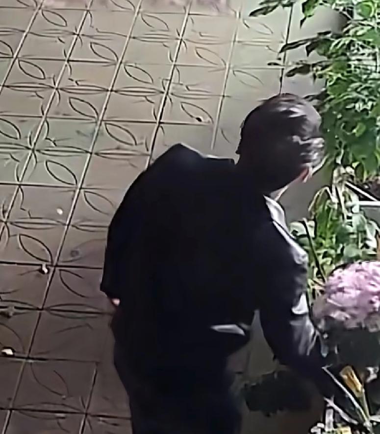 多亏这家老板心肠好，下次再这么做，绝对不会放过你们广东惠州一对情侣在夜间，闲逛