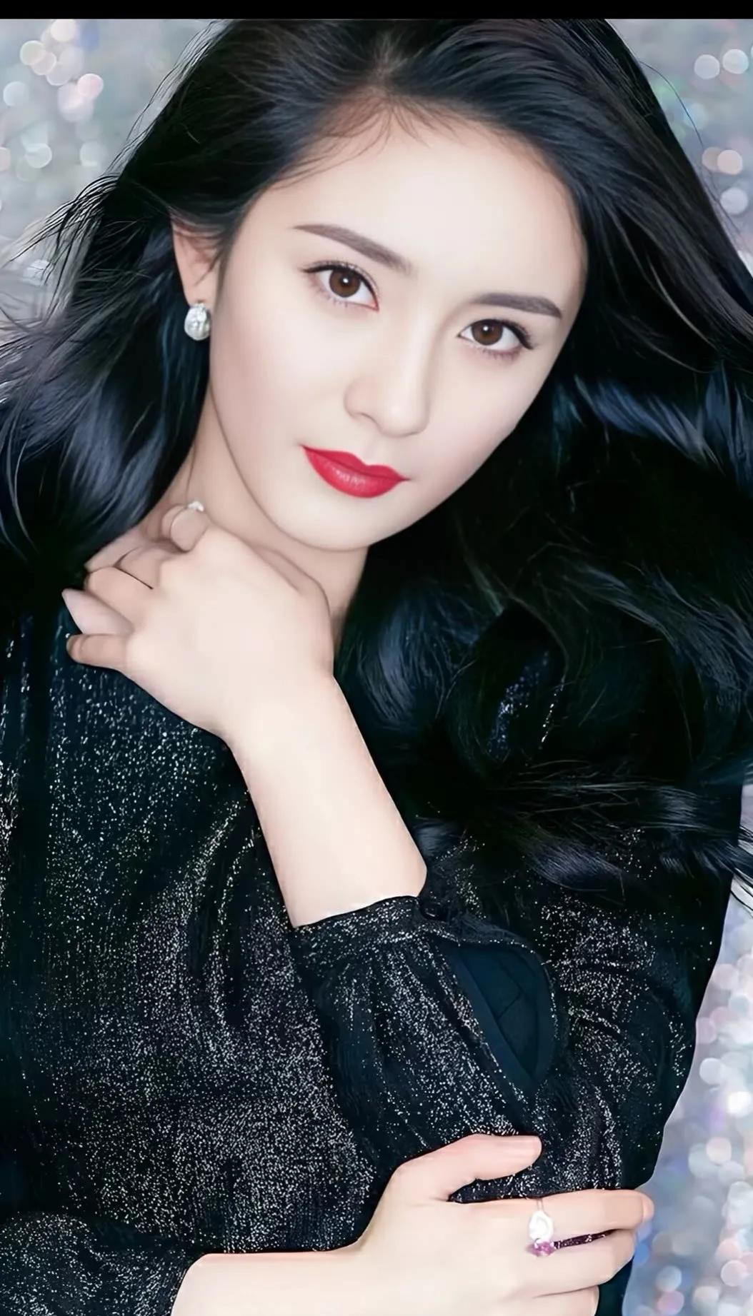 杨幂这几组黑色造型，哪一张戳中你？西装、露背长裙、修身小黑裙，百变风格，又酷又