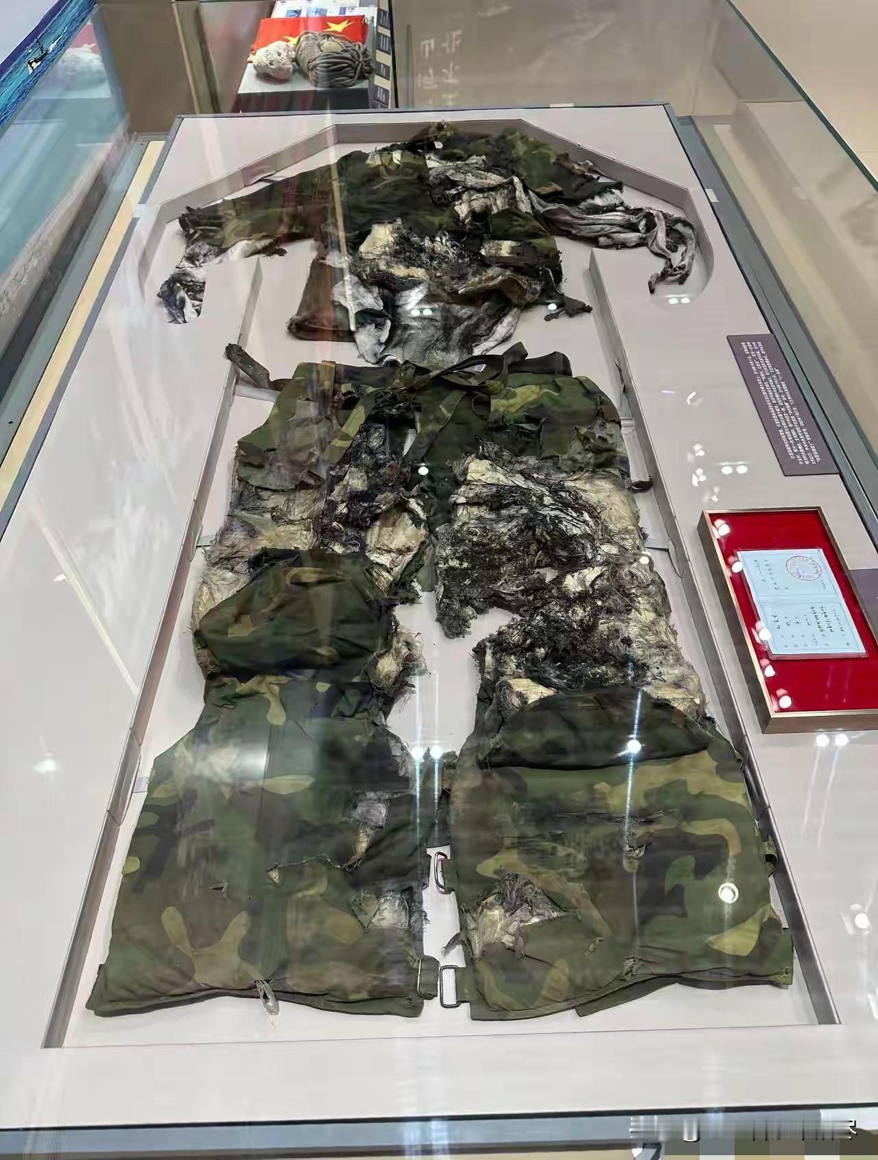 真是让人泪目了！这是北京军事博物馆保存的，排雷战士杜富国在排雷当天爆炸时所穿的衣