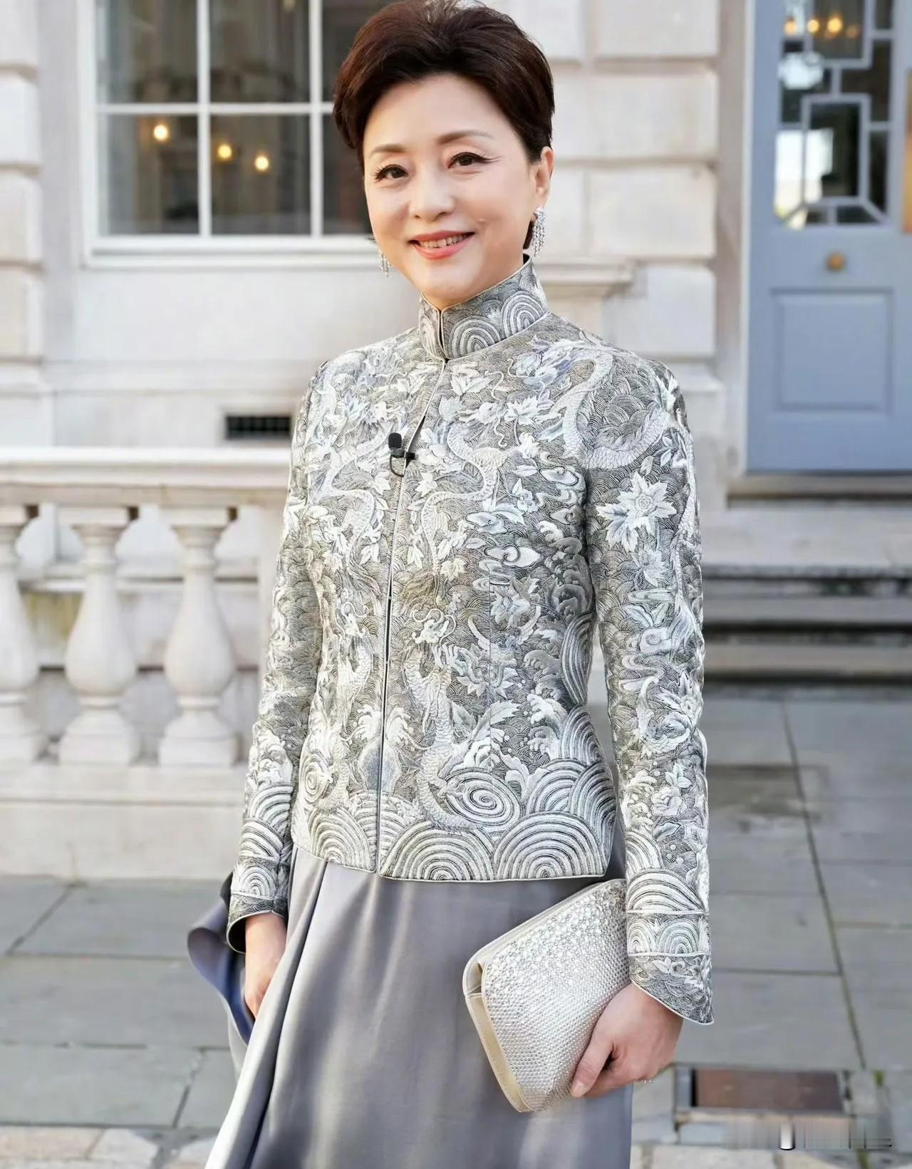 杨澜，最新露面。9月18日，杨澜在英国发了条动态，晒出自己在萨默塞特宫办展的