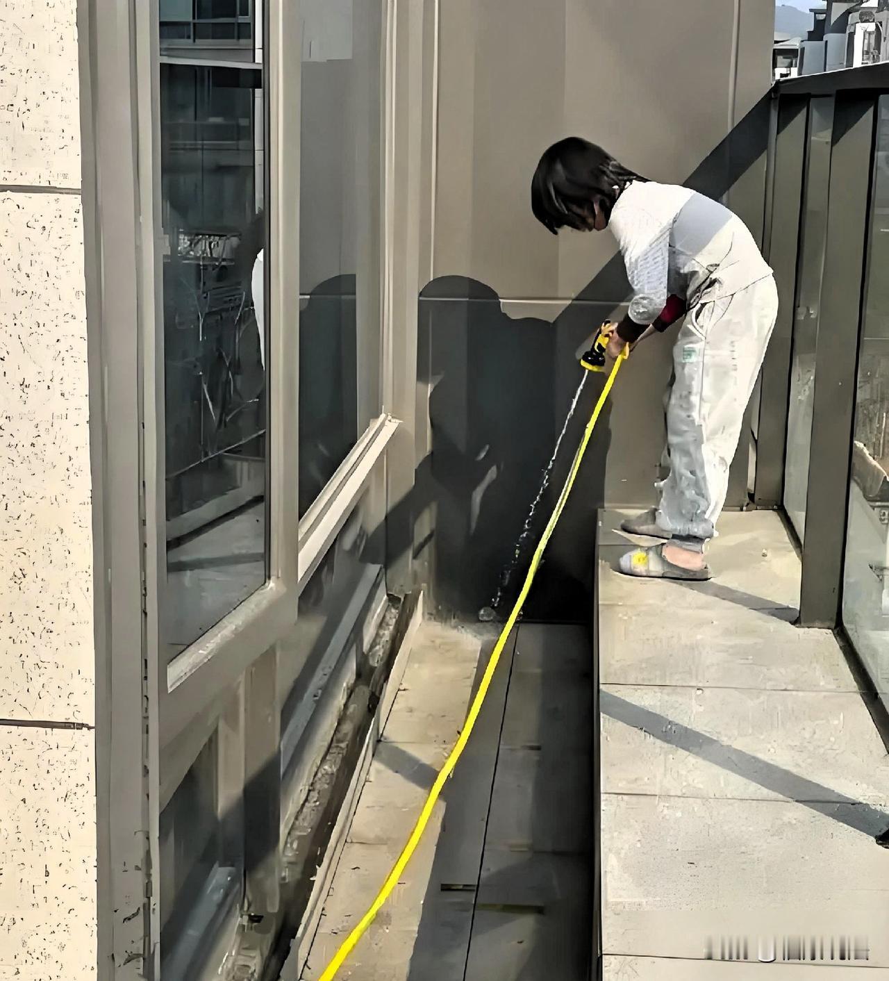 “冲动是魔鬼！”上海，女子在二楼冲洗窗台，脏水漏到一楼阳台，遭邻居质问，女子怼一