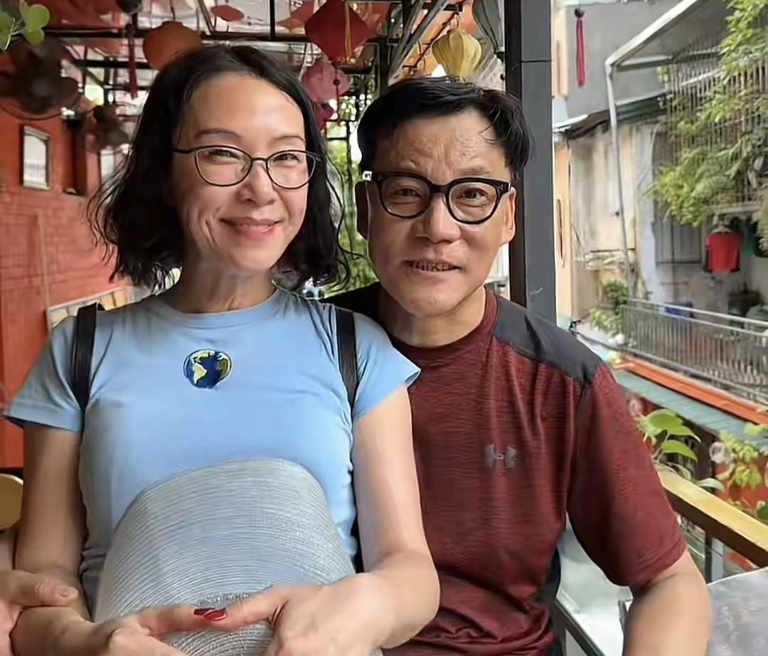 李国庆的新婚妻子张丹红，在社交帐号上晒和李国庆七夕出游的亲密照片。看来张丹红已