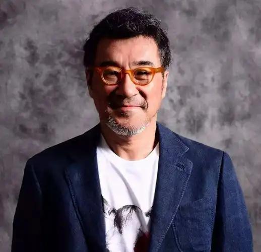 很多男人搞错了一件事。他们以为女人愿意跟自己睡，就是爱。不是的。一次，可能是冲