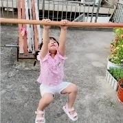 不服不行！湖北襄阳，男子为了让一年级女儿锻炼身体，就让她练单杠，没想到女儿从此上