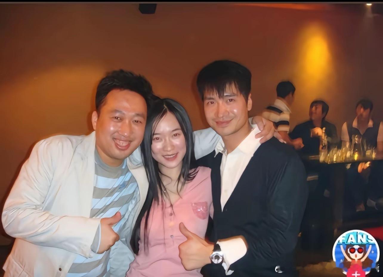 即便是这么别扭的动作也要努力去搂他[笑着哭]别太爱了​​​