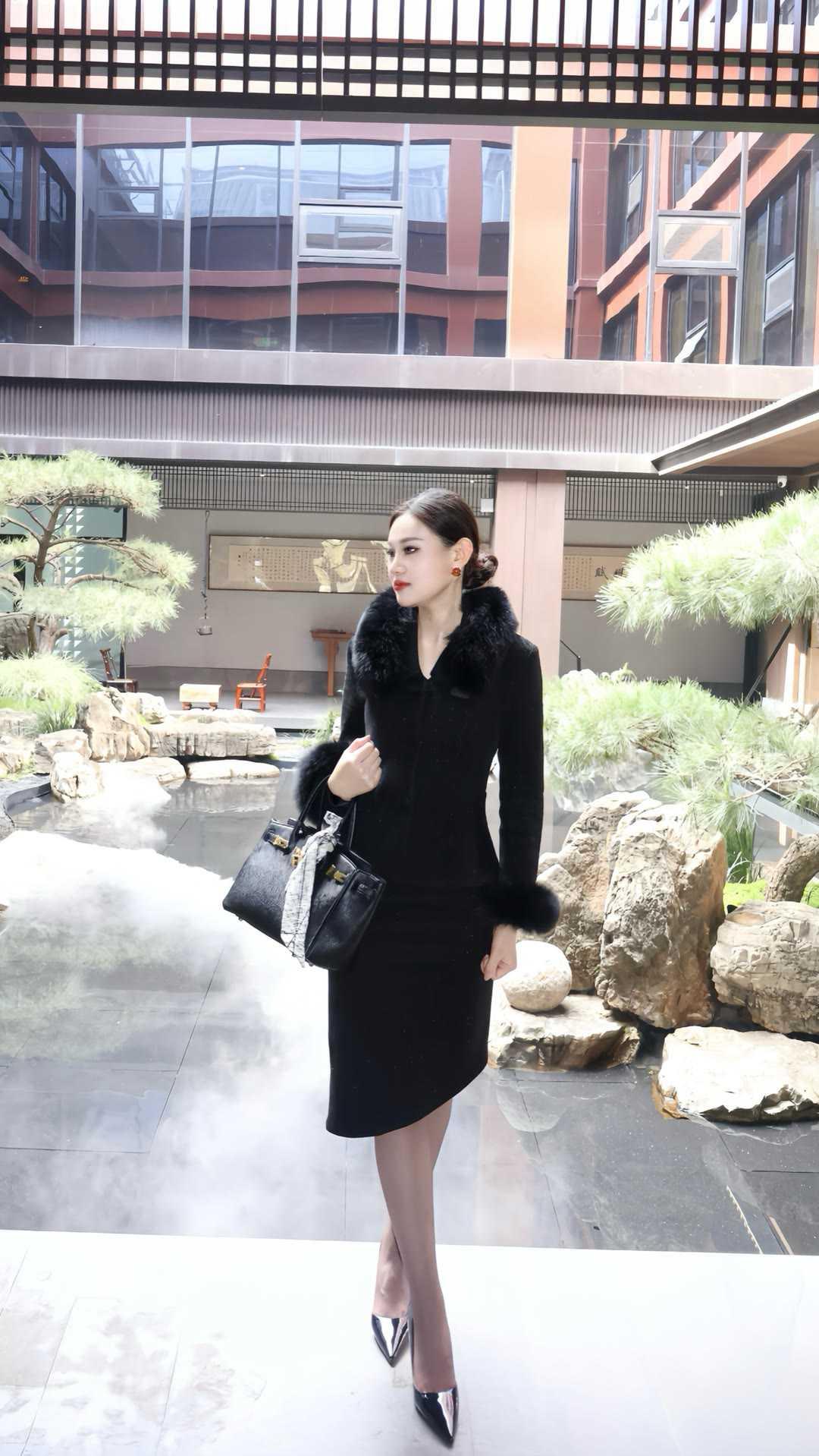 职场女性怎么穿着显得干练一身黑色毛领套装，勾勒出职场女性的利落线条。修身剪裁贴合