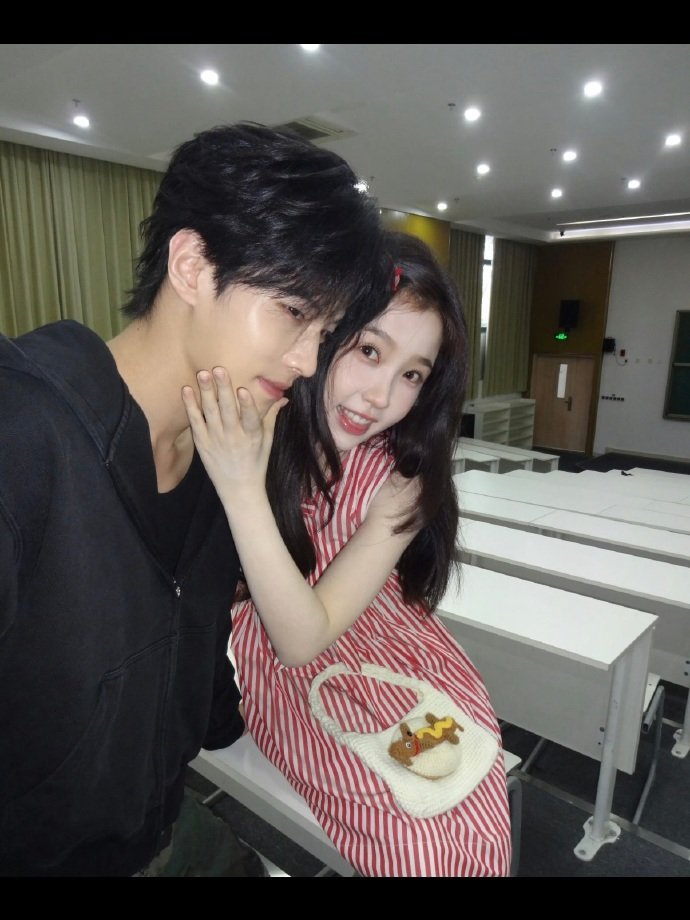 暮暮朝朝穿衣服这段虞书欣何与纯going虞书欣何与纯going，暮暮朝朝穿衣