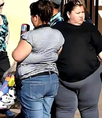 在美国，你要是看到一些体态肥胖，屁股大并且满身是肉的人，放心那大概率是穷人；而看