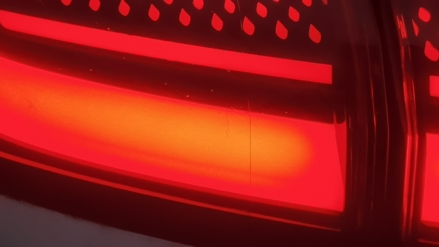 擦车发现左右尾灯里面有对称的裂缝宋150km2023冠军版次顶配，销售说正常