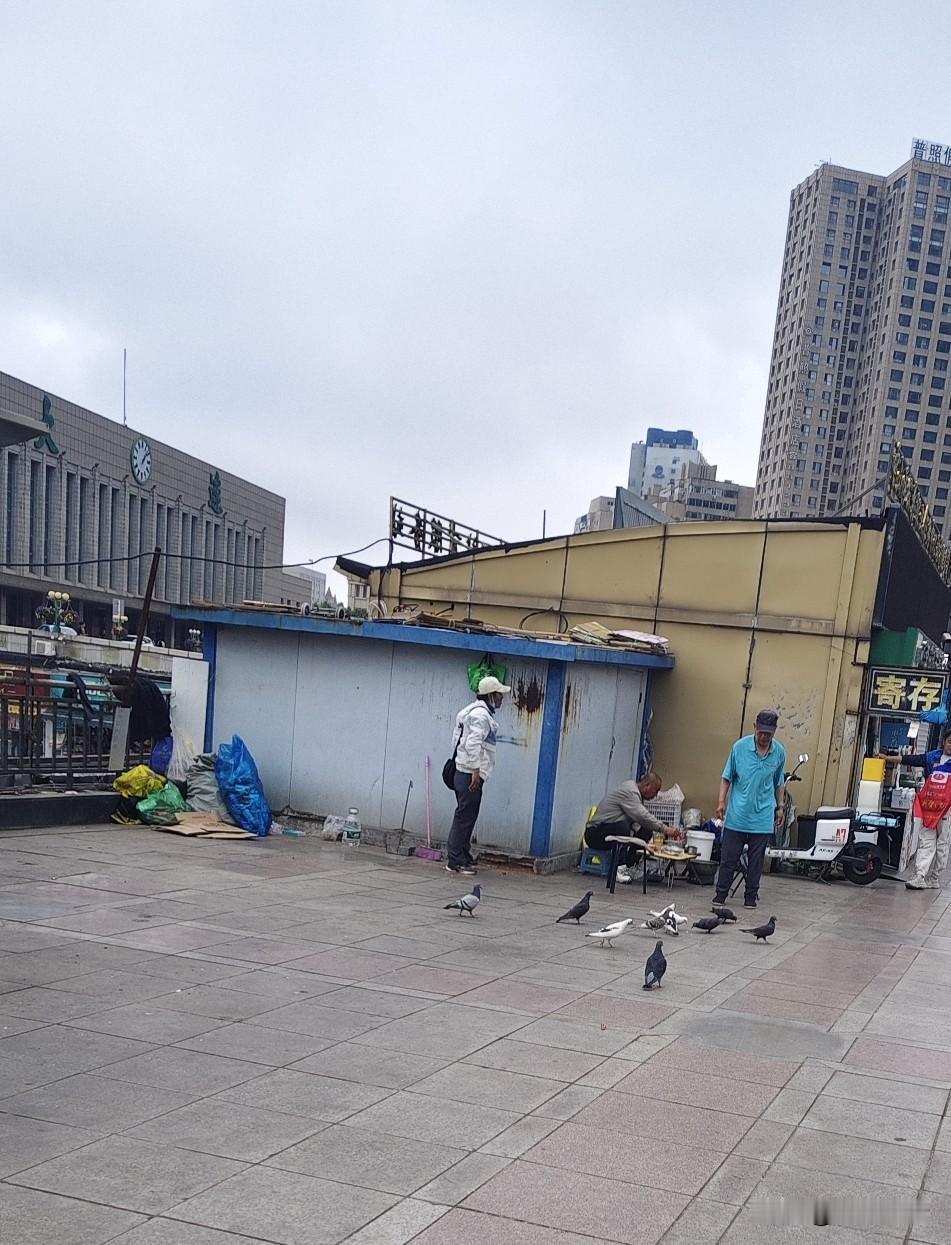 这几个在大连火车站的流浪汉不知道从哪一年开始有的，以前刚出现的时候还觉得人家好可