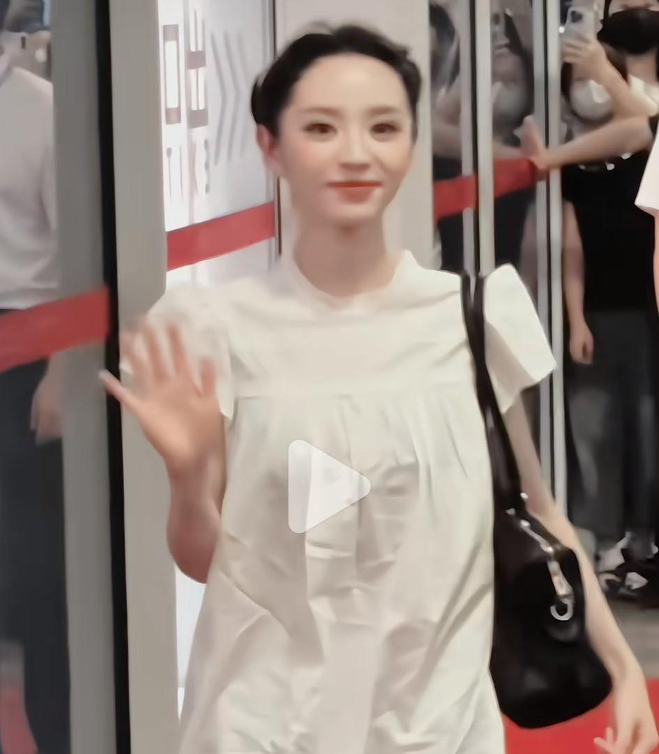 终于明白田曦薇齐刘海焊头上的原因了，实在是没办法，没有刘海的田曦薇完全变了一个人