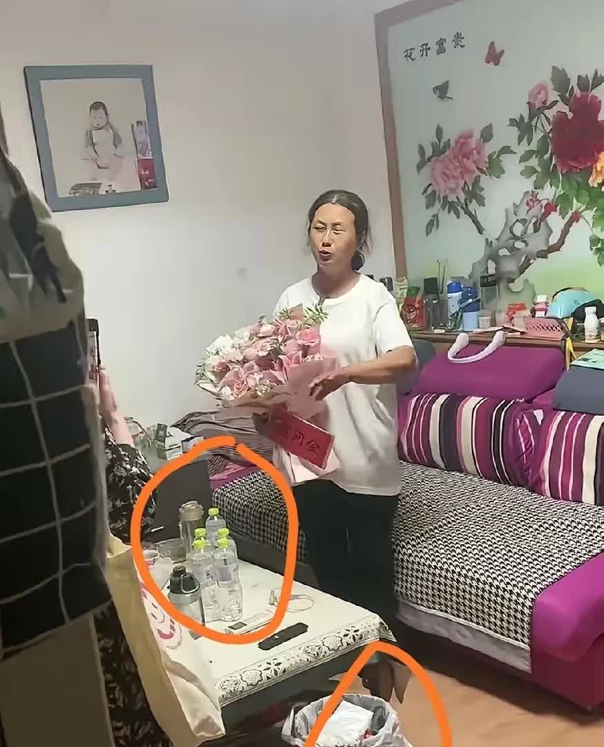 玉米摊恐怕是她最值钱的家当。见人落水，她丢下摊子就冲进海里。7月