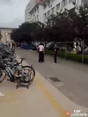 一名女子动手打了男生两巴掌，男生站着不动，眼镜都被打飞了也没还手，之后男生转身想