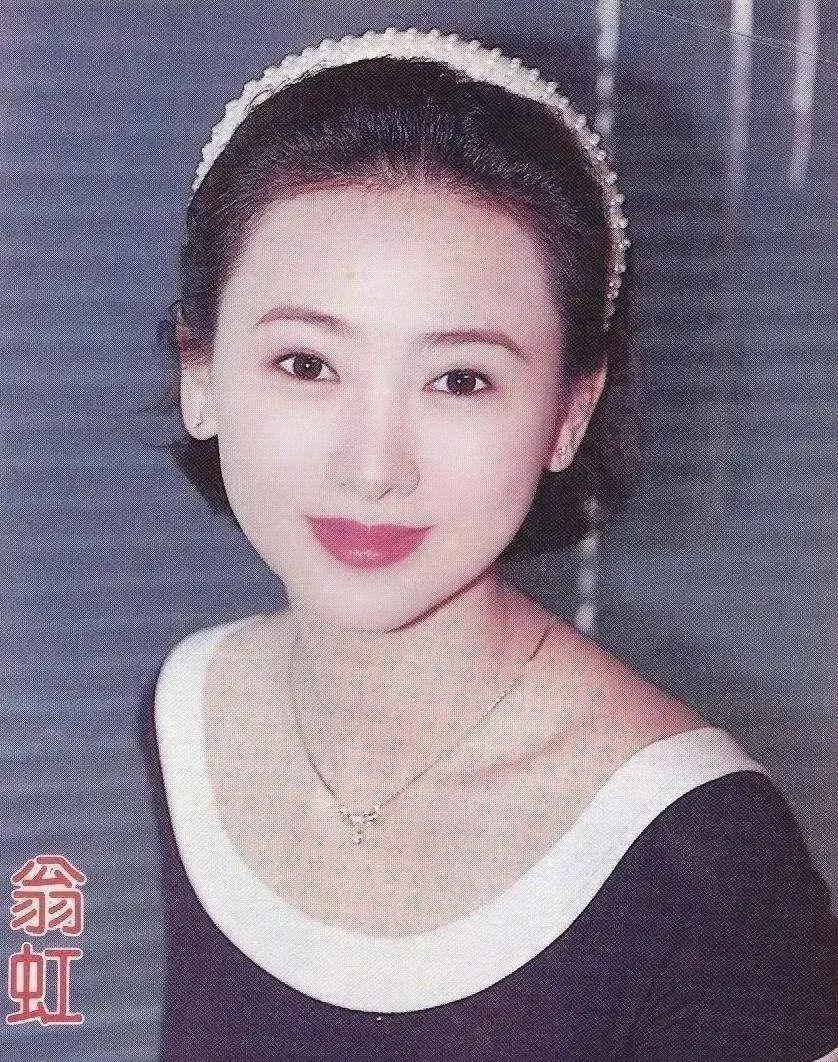 当年港台知名女星翁虹突然得知丈夫伍伟杰不忠，气愤之下她二话不说直接买了机票飞往美