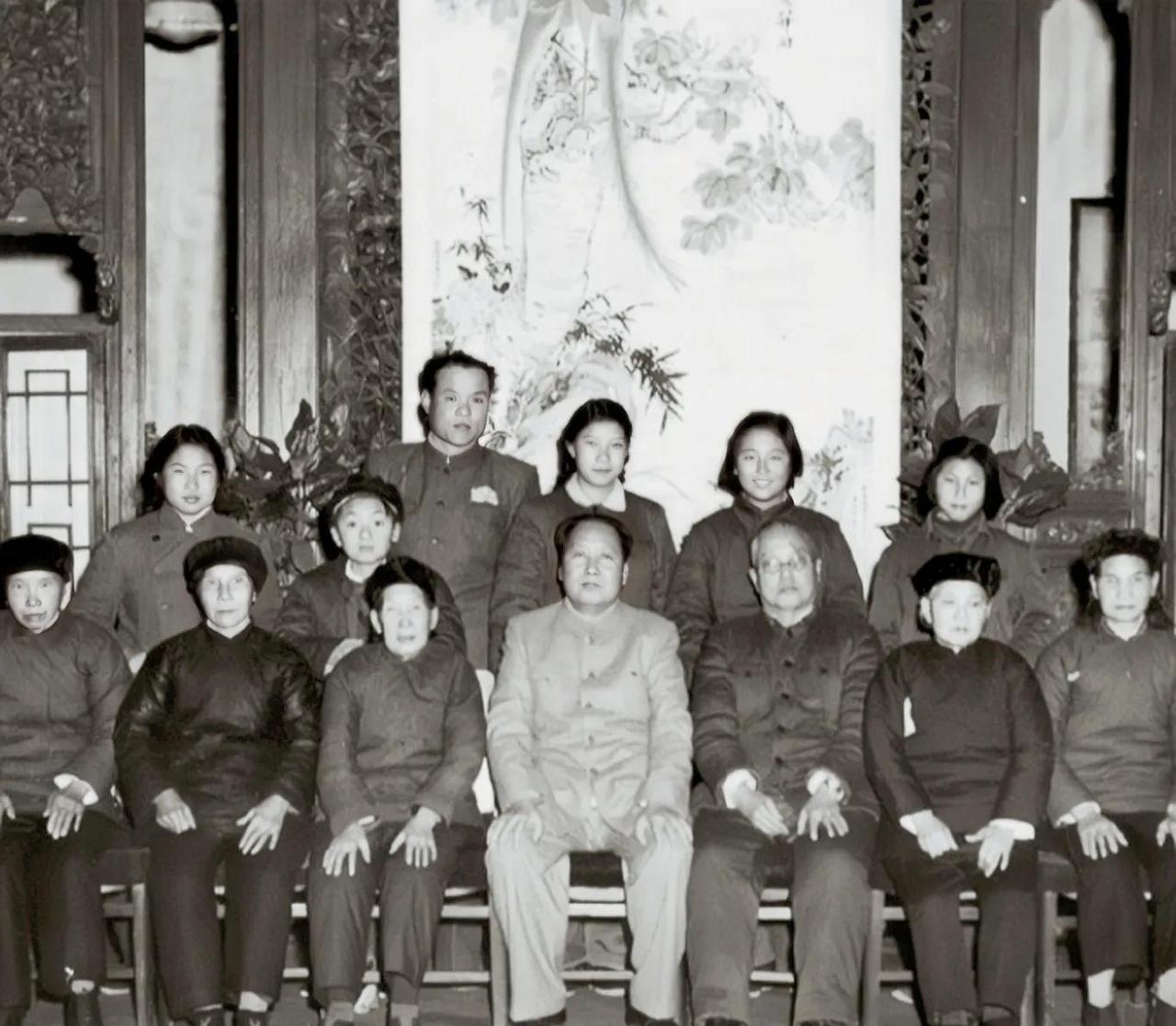 1953年12月5日，毛主席与部分亲属在中南海颐年堂合影。那时候的新中国啊，就