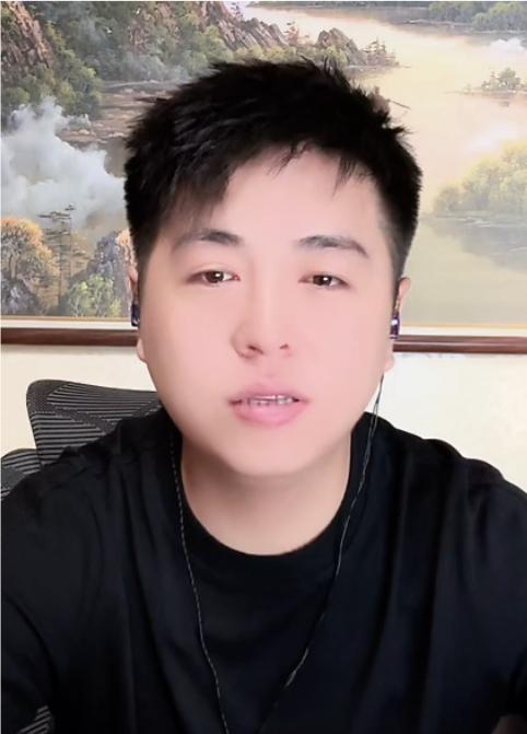 张伦巴直播时，正批评自己这边的粉丝和主播。话刚说到一半，善良阿姨的声音突然插进