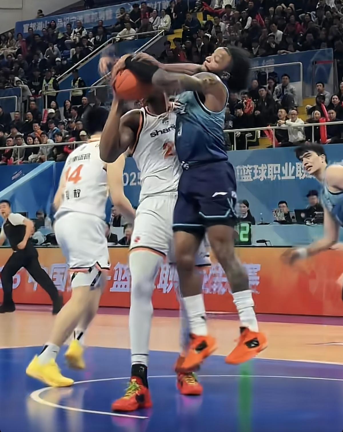 宁波队的辛普森突破上篮，并上海队的白边防了下来，并抢到篮板，本以为这个球稳了。却