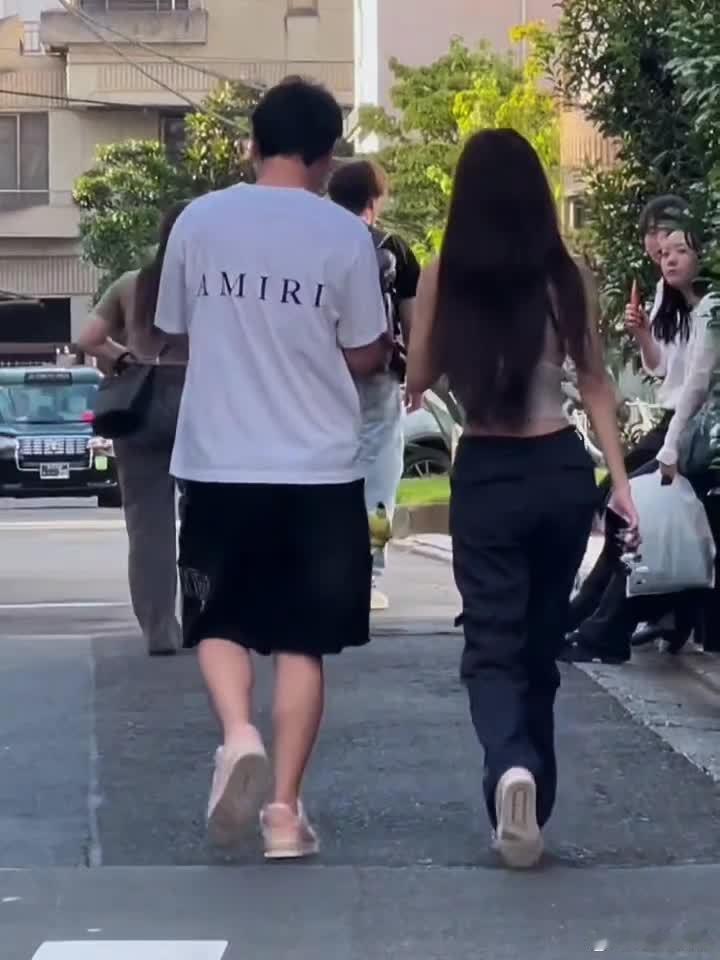 黄一鸣把“没生孩子”的旧视频甩出来，时间线立刻往回倒，王思聪和她同框的画面被重新
