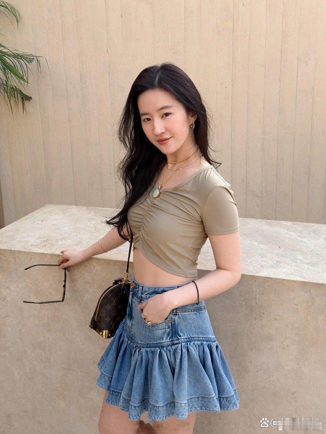 刘亦菲阿布扎比穿搭美到炸！腰细得太抢镜，颜值与衣品双双在线，每一眼都让人惊艳～