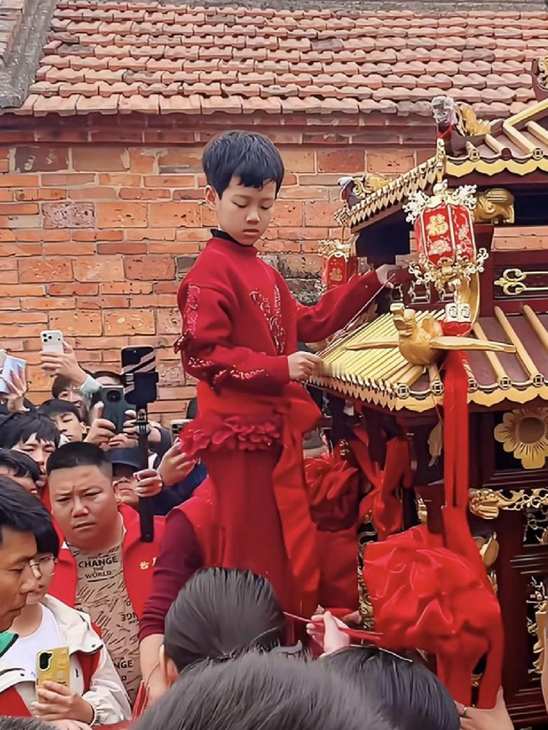 妈祖巡游事件有个核心问题，那个10岁的女童后来为什么不下车呢？是不是有什么特殊