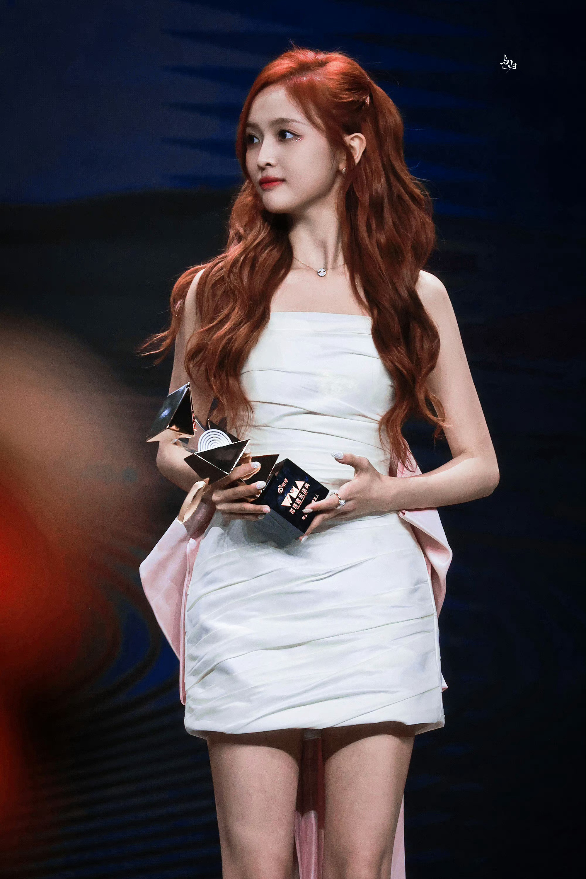 吴宣仪白裙高跟大长腿红毯现场图集