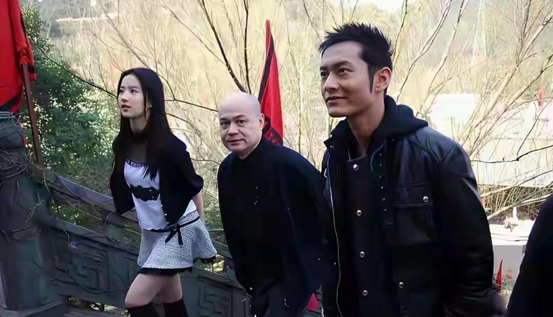 十七八岁的刘亦菲真的太漂亮了，这是当年拍摄《神雕侠侣》时留下的现场照片。