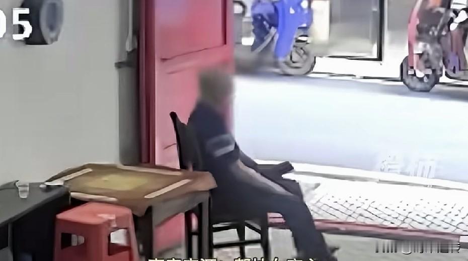这算得上是现实版中的棺材里伸手——死要钱了！湖南省的一位老人家，在街上行走的时