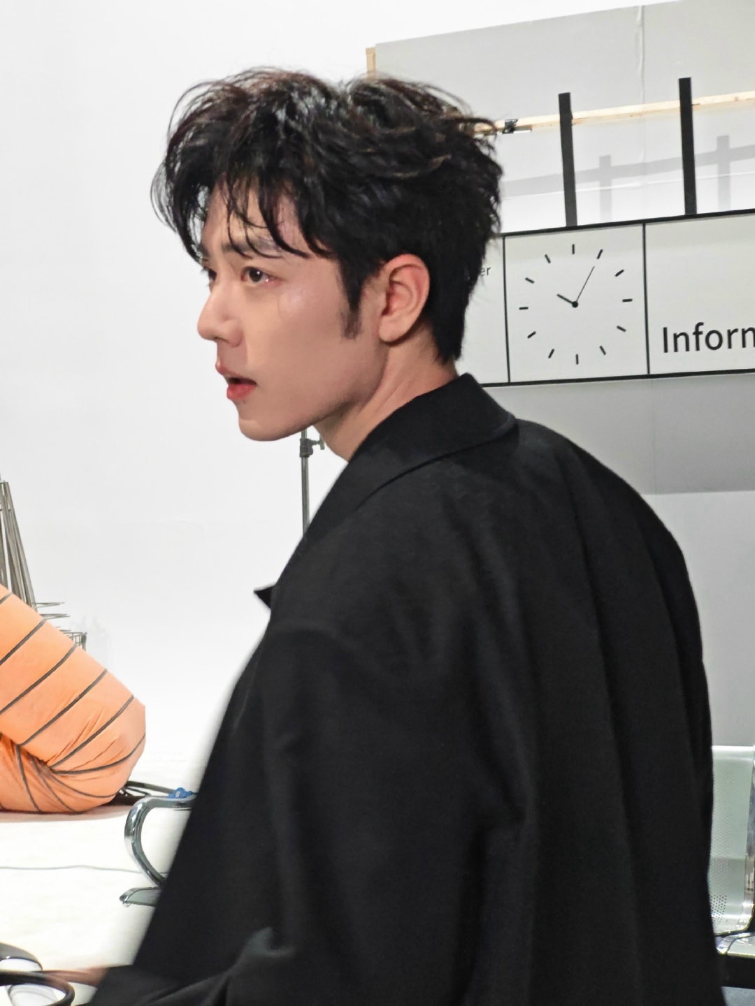 肖战工作室米兰时装周live图出图（粉他太幸福了，实绩争气、作品能打，营业还勤快