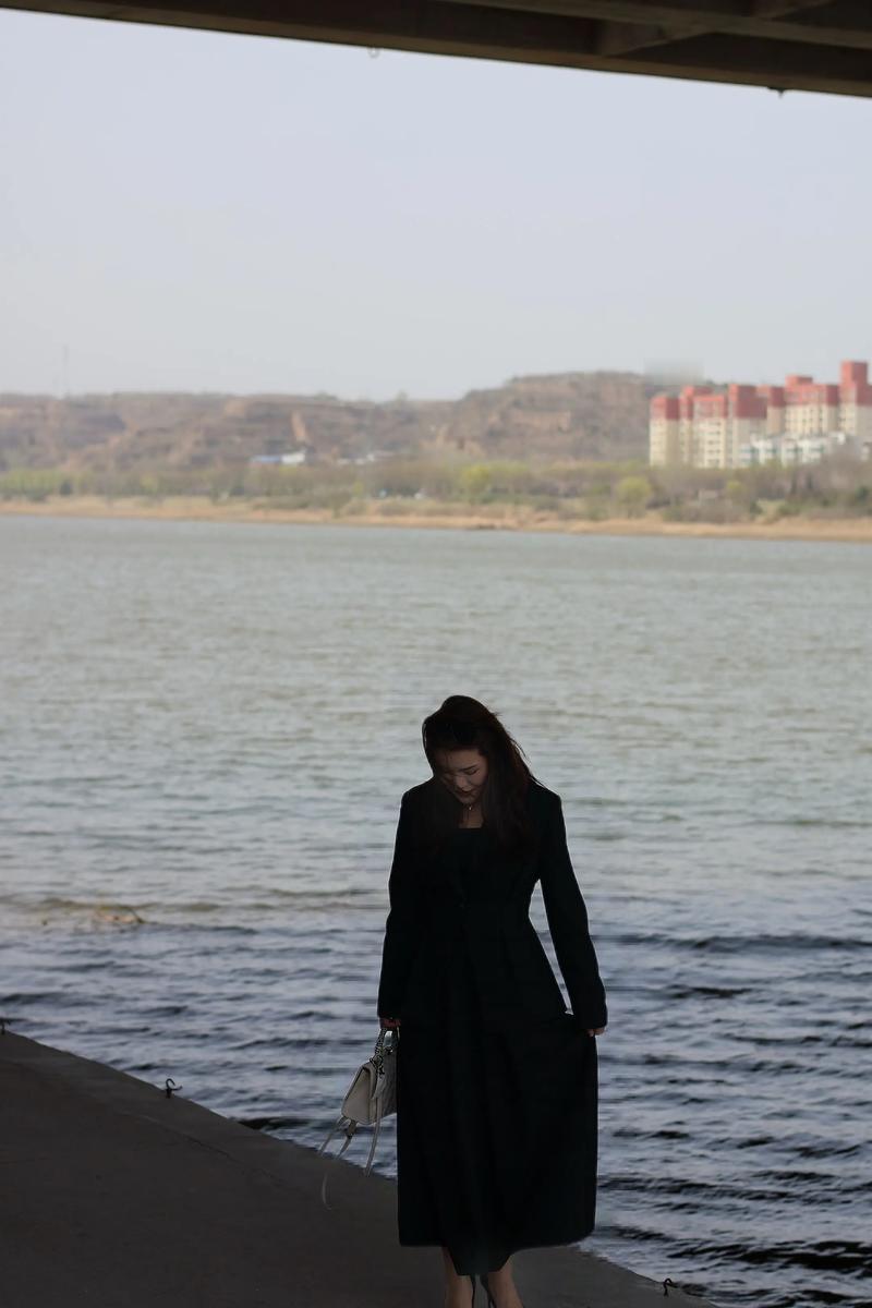 一段很通透的话：“永远不要去责怪你生命中的任何人。好的人给你快乐，坏的人给你经历