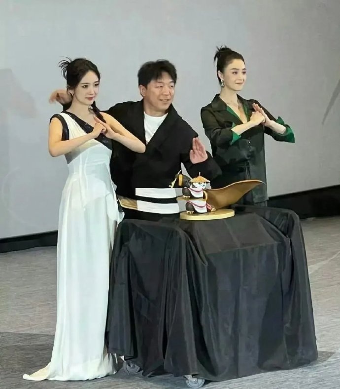 蒋欣单独看着好像很壮实，看了她和杨幂的合照，才知道原来这么瘦​​​