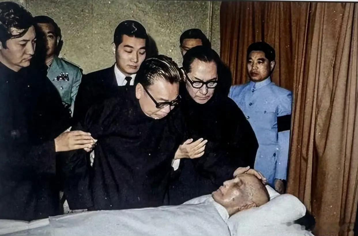 1975年4月5日，台北荣民医院。去世一小时之后的蒋介石。