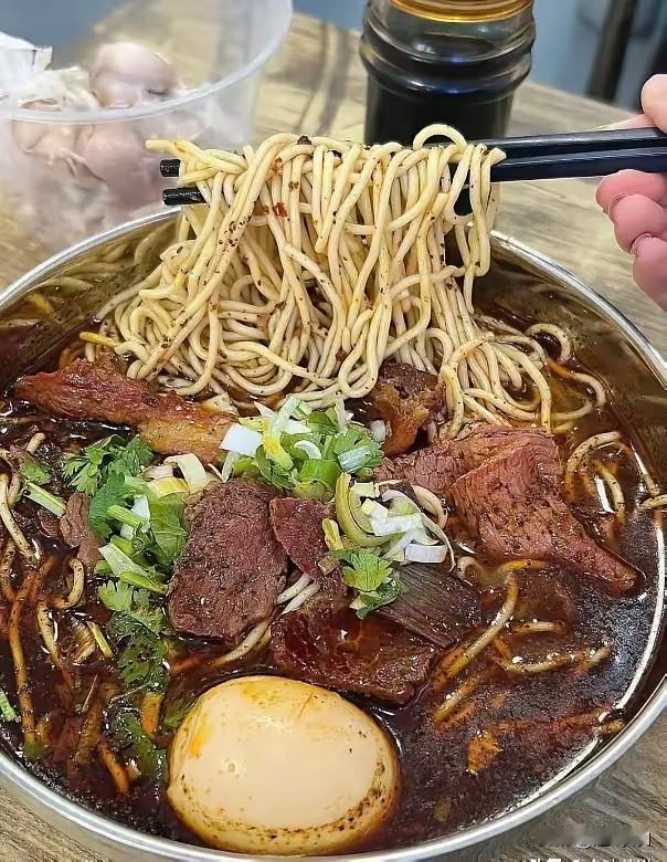 热气腾腾的牛肉面，配上嫩滑的鸡蛋和脆爽的蔬菜，简直是舌尖上的享受！这个季节能吃上