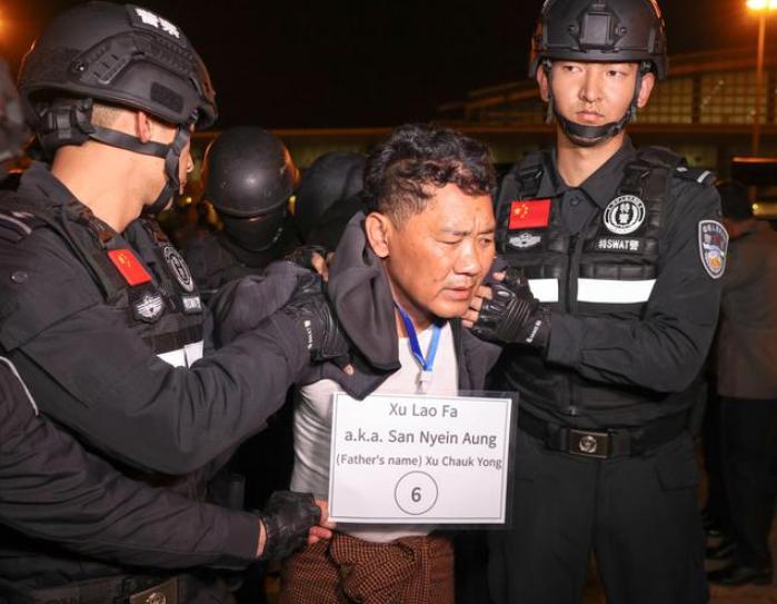 缅北电诈头目的黑钱，多到什么程度？堆在屋里都能发霉！成捆的钞票塞不下，只能往房顶