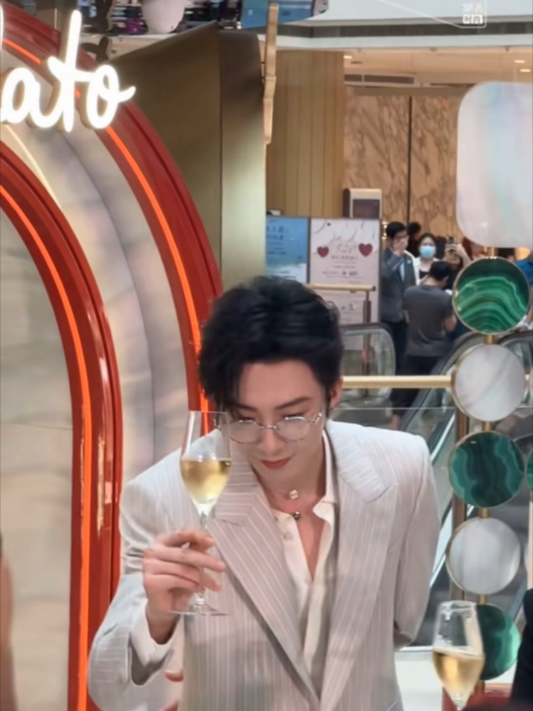 这次少应该不会很红。24年是一口闷了，感觉从脖子红到喆🌚