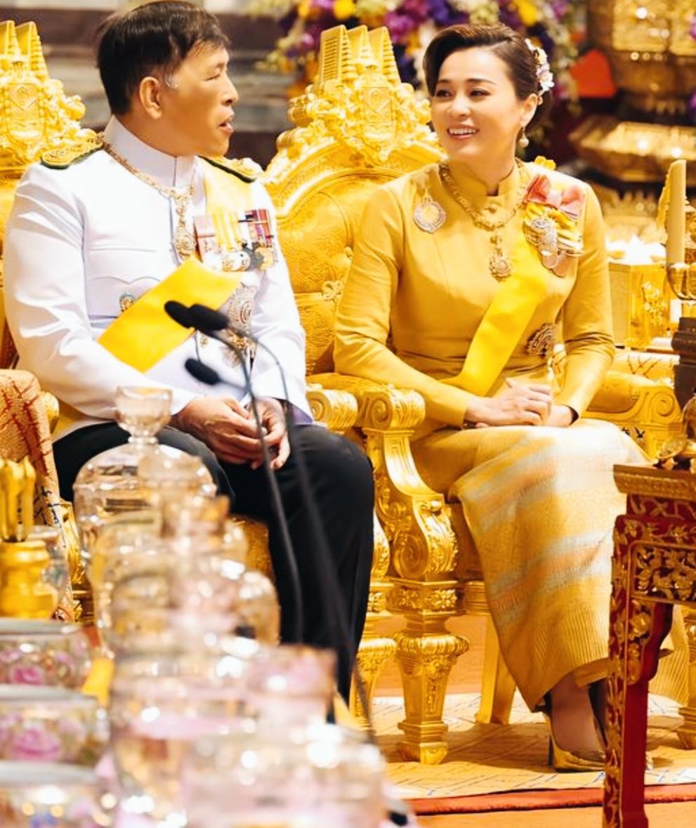 苏提达看向泰国国王的笑容和眼神，是不是特别甜蜜啊？苏提达这眼神中是不是对泰国国