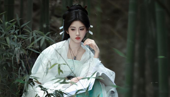 看到真仙女了，鞠婧祎这个路透好有神性啊，今天是清冷大师姐阿黛！​​​