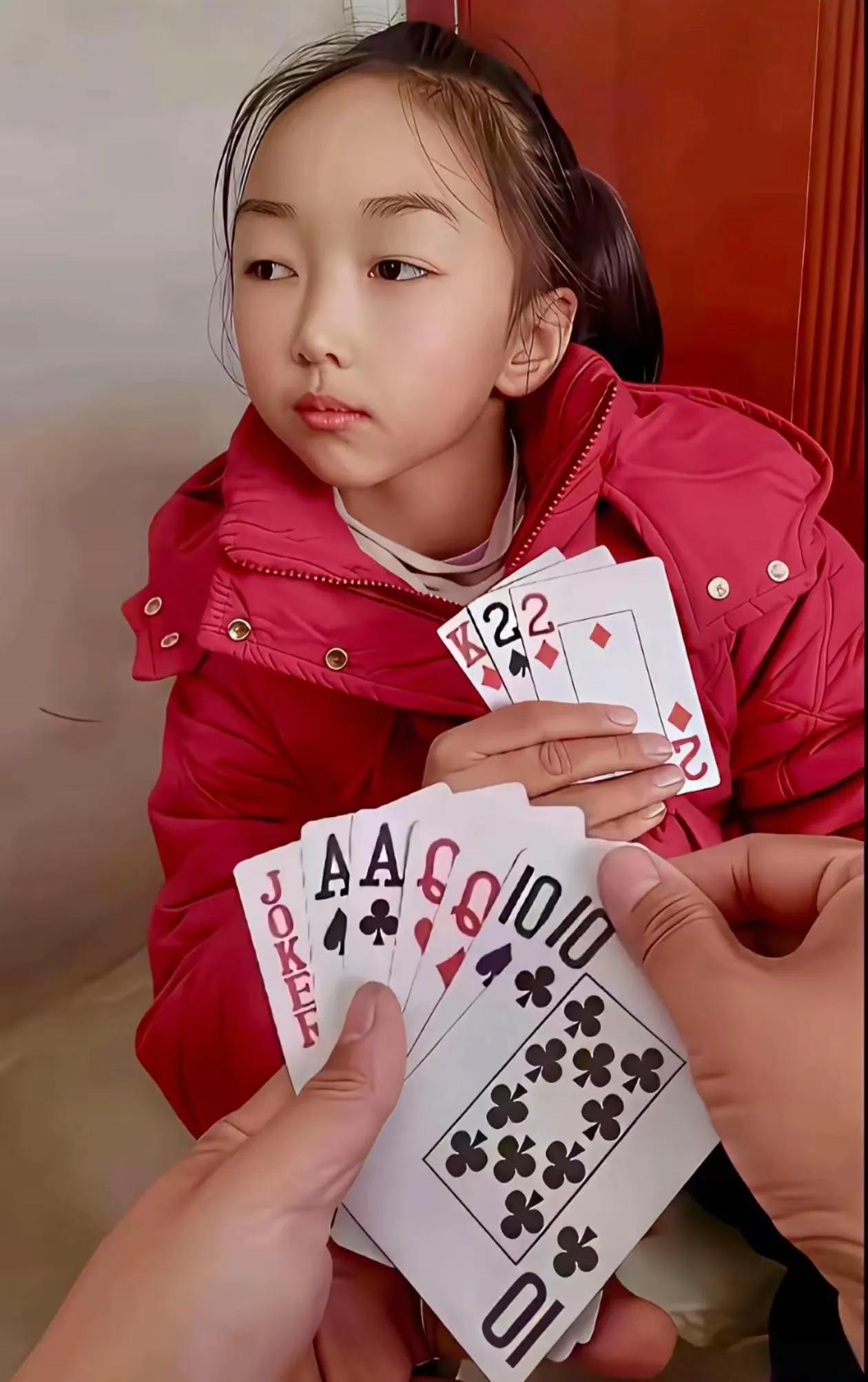 这牌小丫头稳赢！我觉得明牌打，牌多者输，暗牌就不一定了！