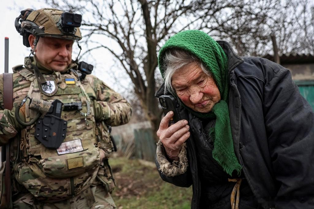 在俄罗斯三年多的攻击下，乌克兰东部的城镇都已经破败不堪，俄罗斯占领区的年轻人也被